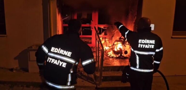 Motosiklette çıkan yangın sıçradı: Binadakiler tahliye edildi