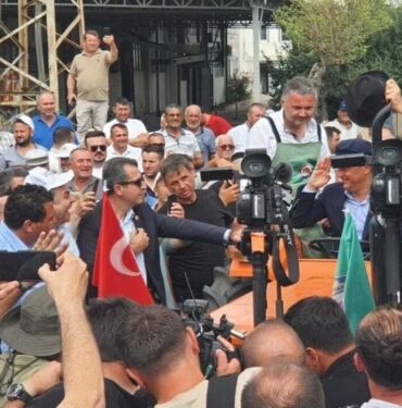 Özgür Özel'den Buğday Mitingi'nde konuştu 'Çalışırken Battık