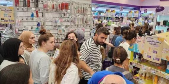İstanbul’da ‘uygun fiyatlı kıyafet’ kampanyası izdihama neden oldu