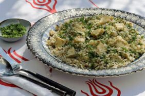 Sıcak havaların vazgeçilmez hafif lezzeti Enginarlı pilav tarifi...