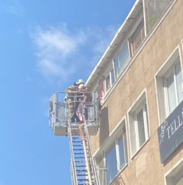 Şişli'de 5 katlı binada yangın! Mahsur kaldılar