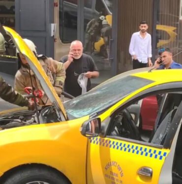 Şişli'de seyir halindeki takside yangın paniği!