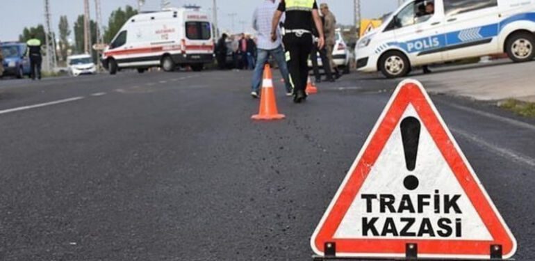 Sivas’ta hafif ticari araç devrildi Yaralılar var