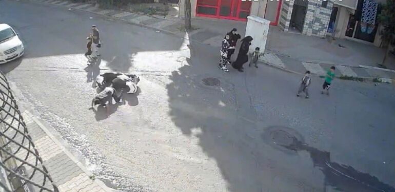 Sultanbeyli'de motosiklet sürücüsü, baba ve 2 çocuğuna çarptı