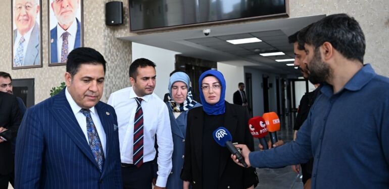Temel Karamollaoğlu, Sinan Ateş'in eşi Ayşe Ateş'le görüştü