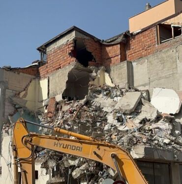 Üsküdar'da bayram öncesi evsiz bırakan yıkım Bina mühürlendi
