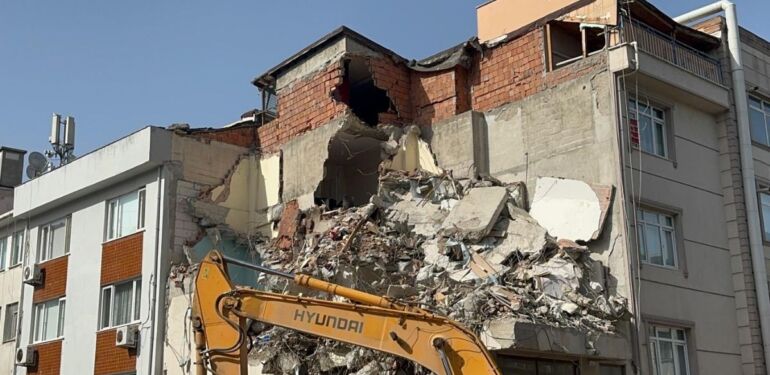 Üsküdar’da bayram öncesi evsiz bırakan yıkım: Bina mühürlendi