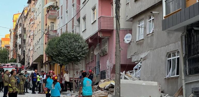 Bahçelievler’de 4 katlı bina çöktü