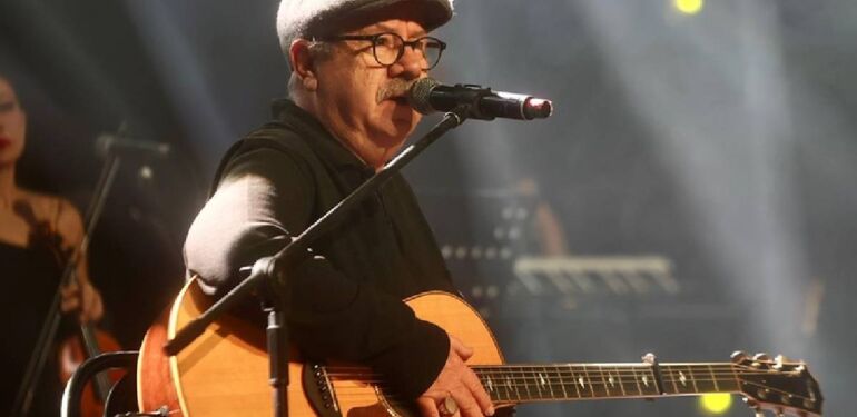 Bülent Ortaçgil, sanat hayatının 50. yılını sahnede kutlayacak