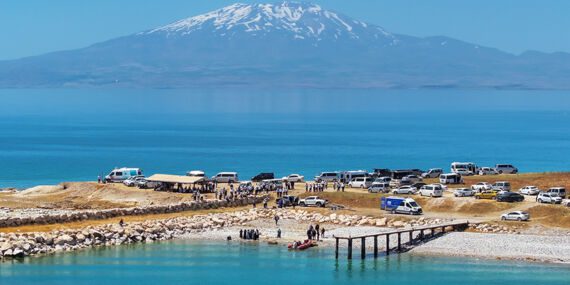 Serinlemek için girmişti: Van Gölü’nde kayboldu