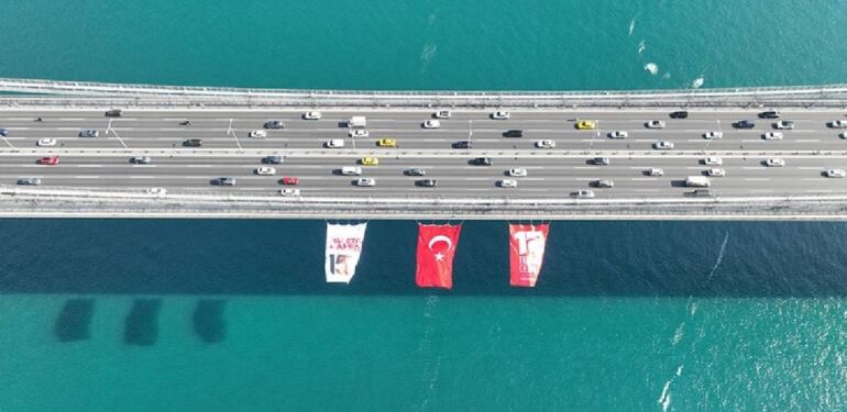 İstanbul’daki köprülere Türk bayrağı asıldı