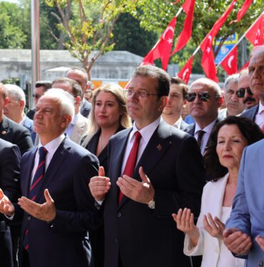 15 Temmuz şehitleri İstanbul Büyükşehir Belediyesi önünde anıldı