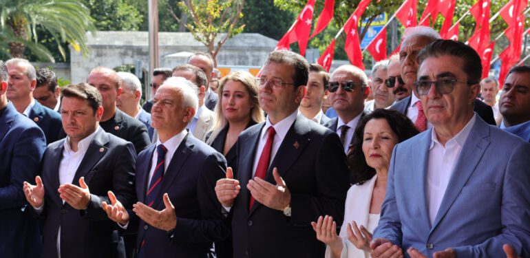 15 Temmuz şehitleri İstanbul Büyükşehir Belediyesi önünde anıldı