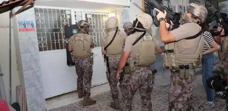 Mersin merkezli 20 ilde düzenlenen yasa dışı bahis operasyonunda, aralarında 1 antrenör ile 24 lisanslı sporcunun da bulunduğu 71 şüpheli, gözaltına alındı.