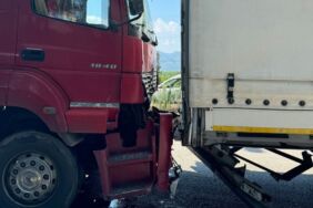 3 tır birbirine girdi Kara yolu kapandı