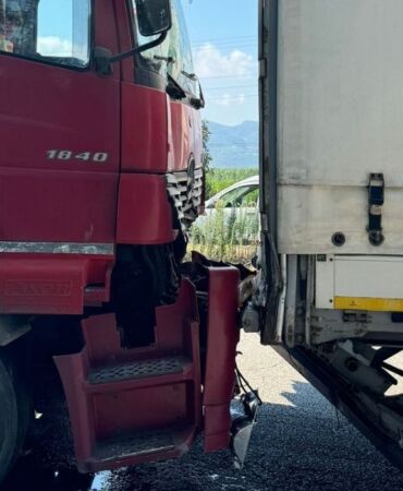 3 tır birbirine girdi Kara yolu kapandı