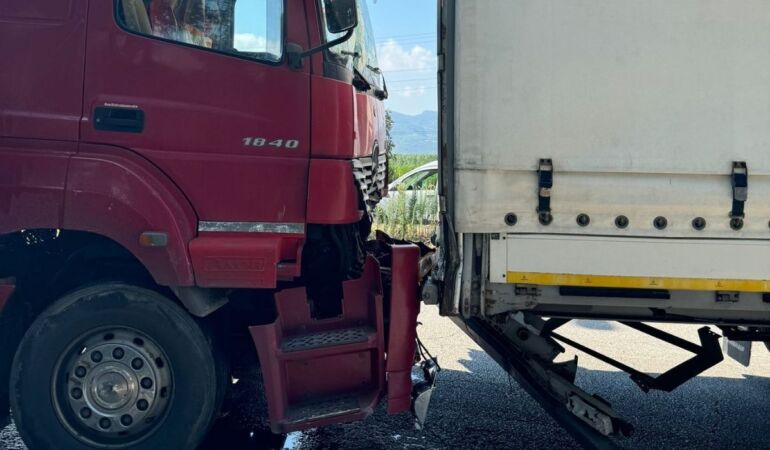 3 tır birbirine girdi Kara yolu kapandı