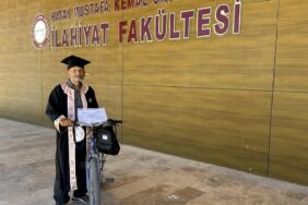 66 yaşında üniversite bitirdi, diplomasını almaya bisikletiyle gitti