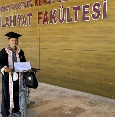 66 yaşında üniversite bitirdi, diplomasını almaya bisikletiyle gitti