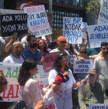 Adalılardan İBB önünde 'Azmanbüs' eylemi_ 'Karşı çıkıyoruz