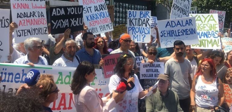 Adalılardan İBB önünde 'Azmanbüs' eylemi_ 'Karşı çıkıyoruz