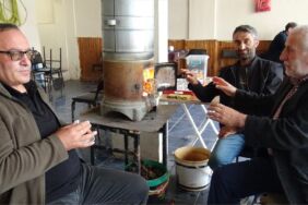 Adana'nın sıcağından kaçıp Kars'ta soba başında ısındı