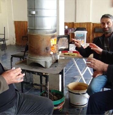 Adana'nın sıcağından kaçıp Kars'ta soba başında ısındı
