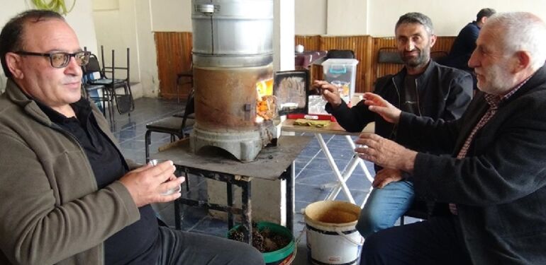 Adana'nın sıcağından kaçıp Kars'ta soba başında ısındı