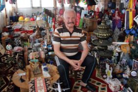 Adım atacak yer yok! Evinin her köşesini 'hediyelik eşya' ile doldurdu