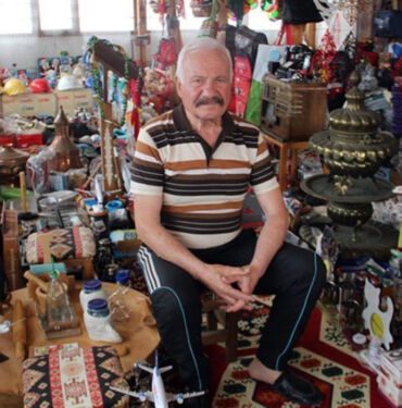Adım atacak yer yok! Evinin her köşesini 'hediyelik eşya' ile doldurdu