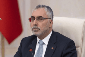 Ankara'da federasyon binasında, TVF ile Uzman Posta arasında gerçekleşen sponsorluk anlaşmasının imza töreninde açıklamalarda bulunan Mehmet Akif Üstündağ, cumartesi günü Paris'e milli takımın yan (1)