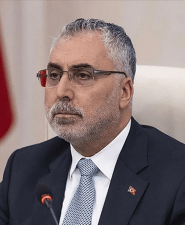Ankara'da federasyon binasında, TVF ile Uzman Posta arasında gerçekleşen sponsorluk anlaşmasının imza töreninde açıklamalarda bulunan Mehmet Akif Üstündağ, cumartesi günü Paris'e milli takımın yan (1)