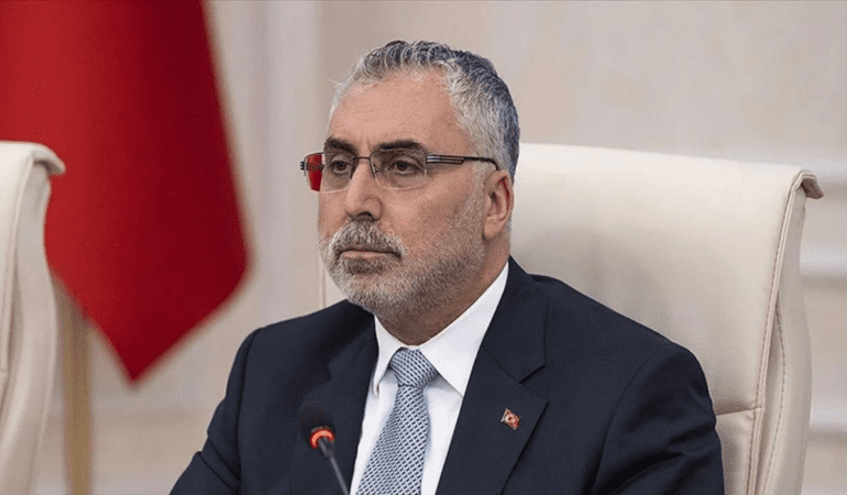 Ankara'da federasyon binasında, TVF ile Uzman Posta arasında gerçekleşen sponsorluk anlaşmasının imza töreninde açıklamalarda bulunan Mehmet Akif Üstündağ, cumartesi günü Paris'e milli takımın yan (1)