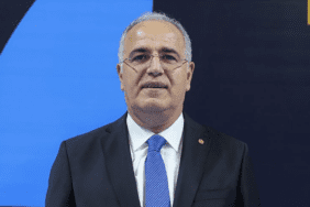 Ankara'da federasyon binasında, TVF ile Uzman Posta arasında gerçekleşen sponsorluk anlaşmasının imza töreninde açıklamalarda bulunan Mehmet Akif Üstündağ, cumartesi günü Paris'e milli takımın yan