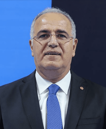 Ankara'da federasyon binasında, TVF ile Uzman Posta arasında gerçekleşen sponsorluk anlaşmasının imza töreninde açıklamalarda bulunan Mehmet Akif Üstündağ, cumartesi günü Paris'e milli takımın yan