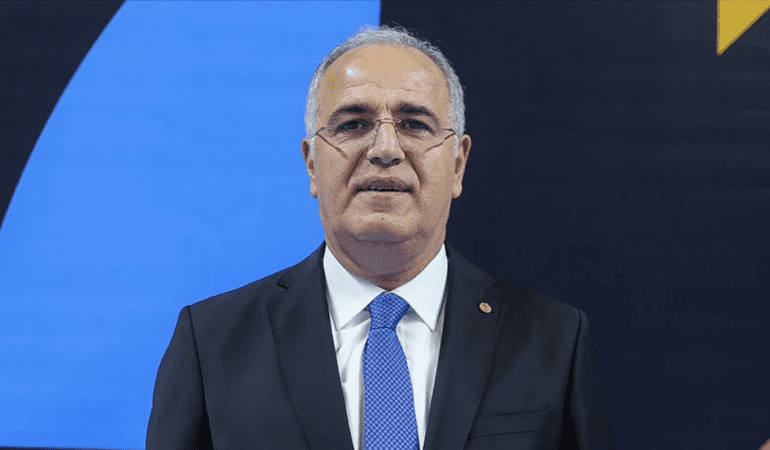 Ankara'da federasyon binasında, TVF ile Uzman Posta arasında gerçekleşen sponsorluk anlaşmasının imza töreninde açıklamalarda bulunan Mehmet Akif Üstündağ, cumartesi günü Paris'e milli takımın yan