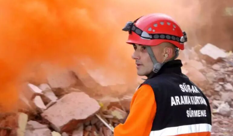 Arkadaşının kaybı onu arama-kurtarma gönüllüsü yaptı 188 hayat kurtardı, kalbine yenildi