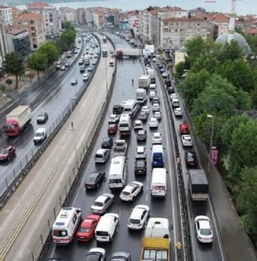 Avcılar'da TIR kazası_ E5 Karayolu trafiğe kapatıldı! (1)