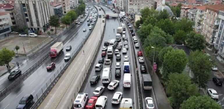 Avcılar'da TIR kazası_ E5 Karayolu trafiğe kapatıldı! (1)