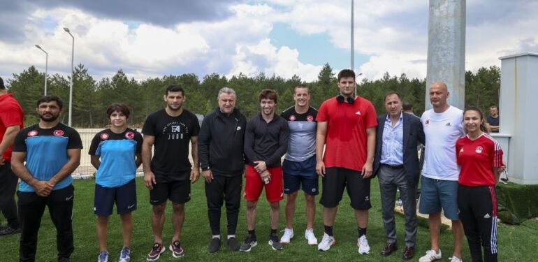 Bakan Bak, olimpiyatlara hazırlanan sporcuları ziyaret etti