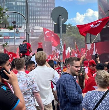 Berlin'de büyük Türk yürüyüşü!