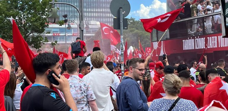 Berlin'de büyük Türk yürüyüşü!