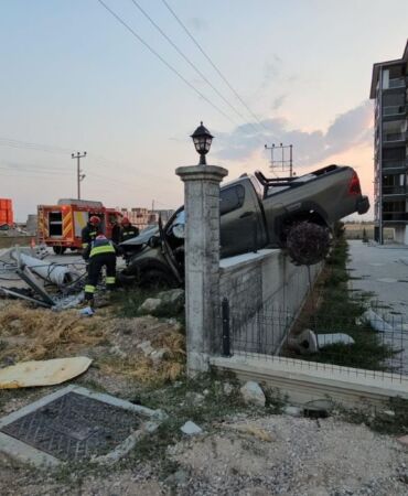 Beton direğe çarpan kamyonet, bahçe duvarında asılı kaldı