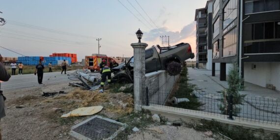 Beton direğe çarpan kamyonet, bahçe duvarında asılı kaldı