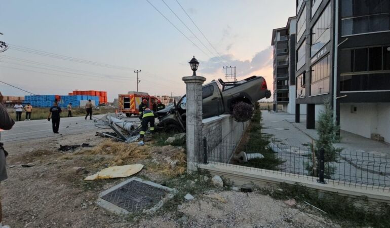Beton direğe çarpan kamyonet, bahçe duvarında asılı kaldı