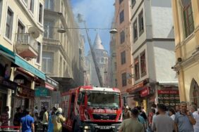 Beyoğlu'nda 4 katlı otelin çatısında çıkan yangın söndürüldü