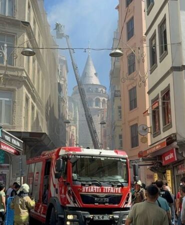 Beyoğlu'nda 4 katlı otelin çatısında çıkan yangın söndürüldü