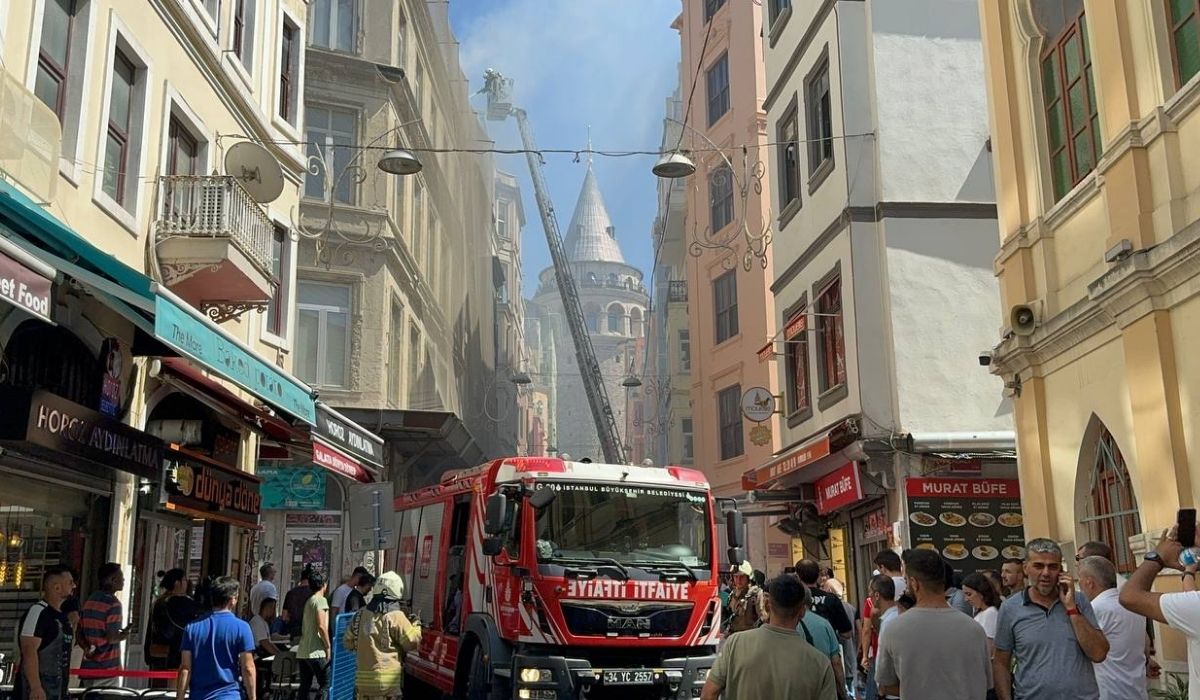 Beyoğlu'nda 4 katlı otelin çatısında çıkan yangın söndürüldü