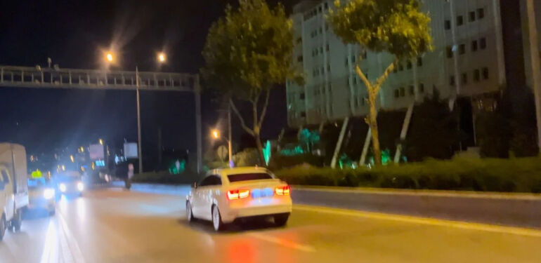 Bursa'da bir kişi aracını polisin üstüne sürdü