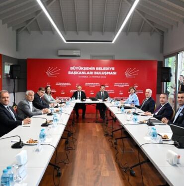 CHP'li Büyükşehir Belediye Başkanları İstanbul'da bir araya geldi